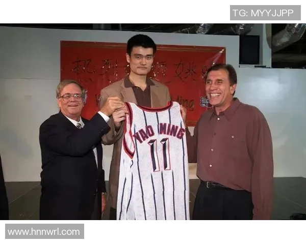 姚明与加内特的激情对决展现篮球魅力与友谊的完美结合 姚明与加内特的激情对决展现篮球魅力与友谊的完美结合