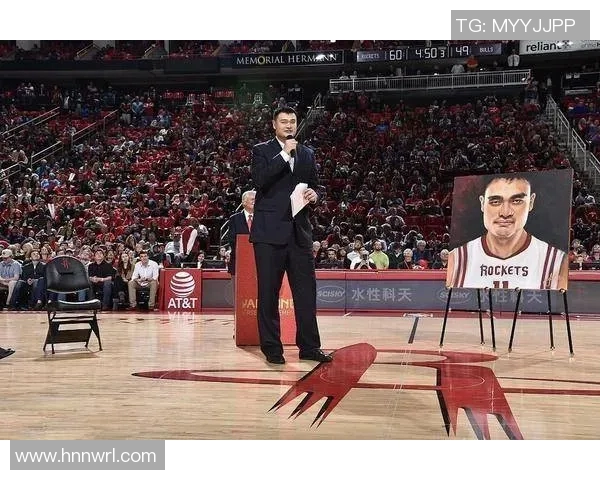 施瓦辛格与姚明亲密合照展现巨星魅力与友谊的完美瞬间