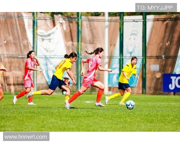 足球明星与女性魅力的完美结合精彩瞬间照片展现